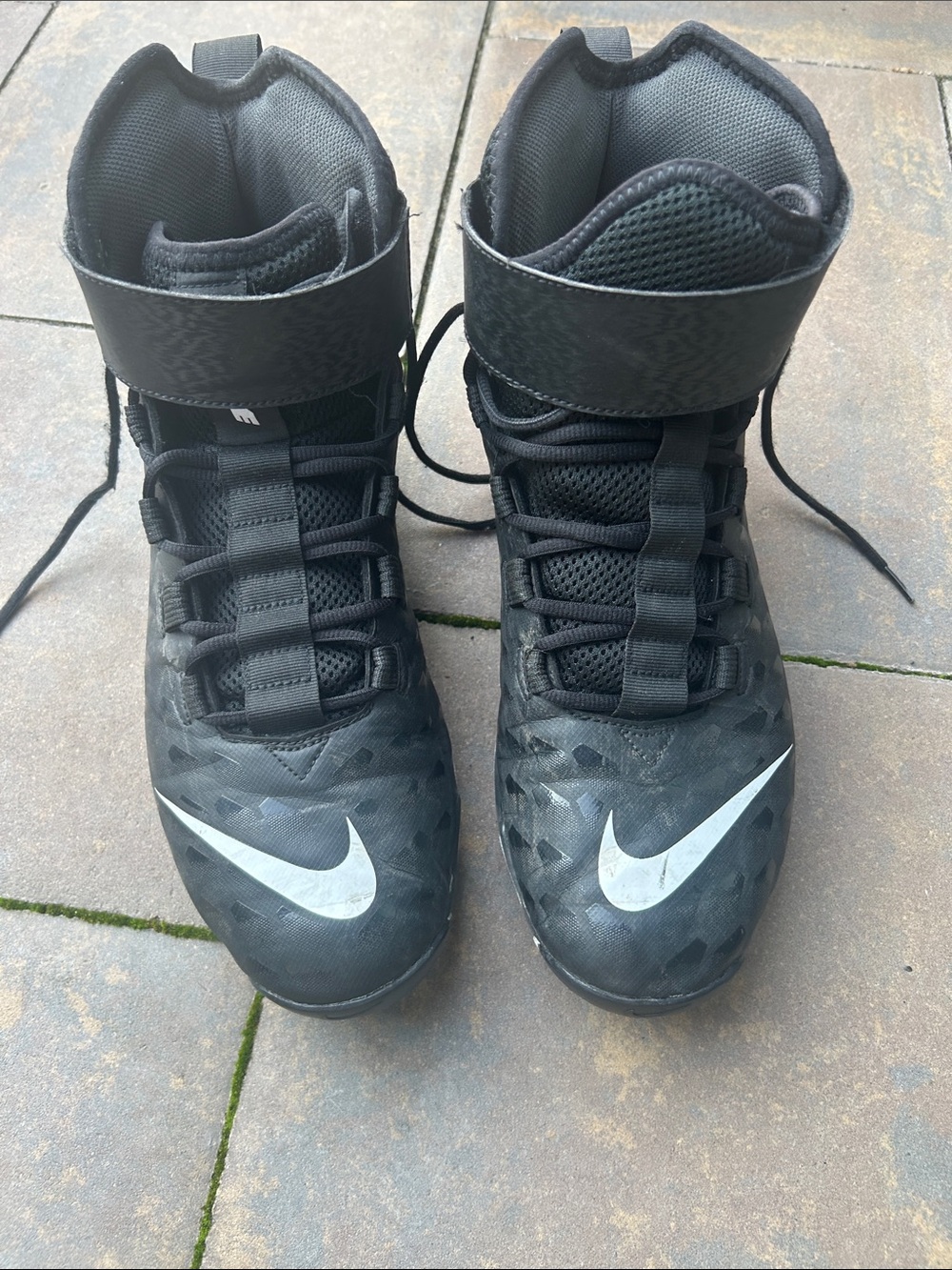 Nike Men’s Black and white Athletic Cleats